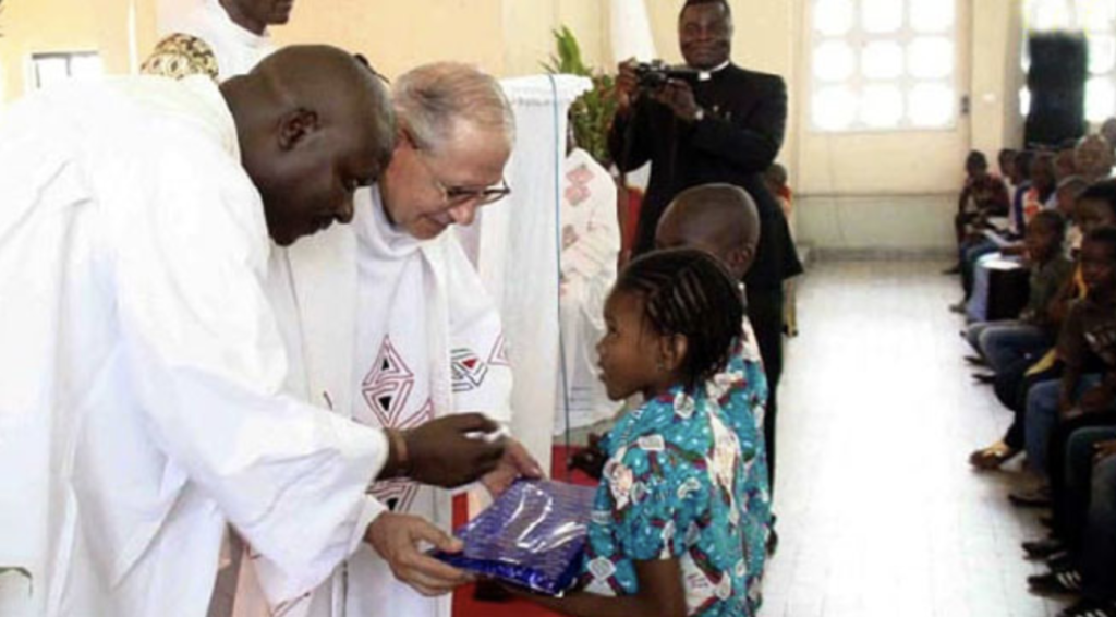 Le père Nicolás célébrant la messe à la paroisse du Sacré Cœur dans la République démocratique du Congo en 2011
