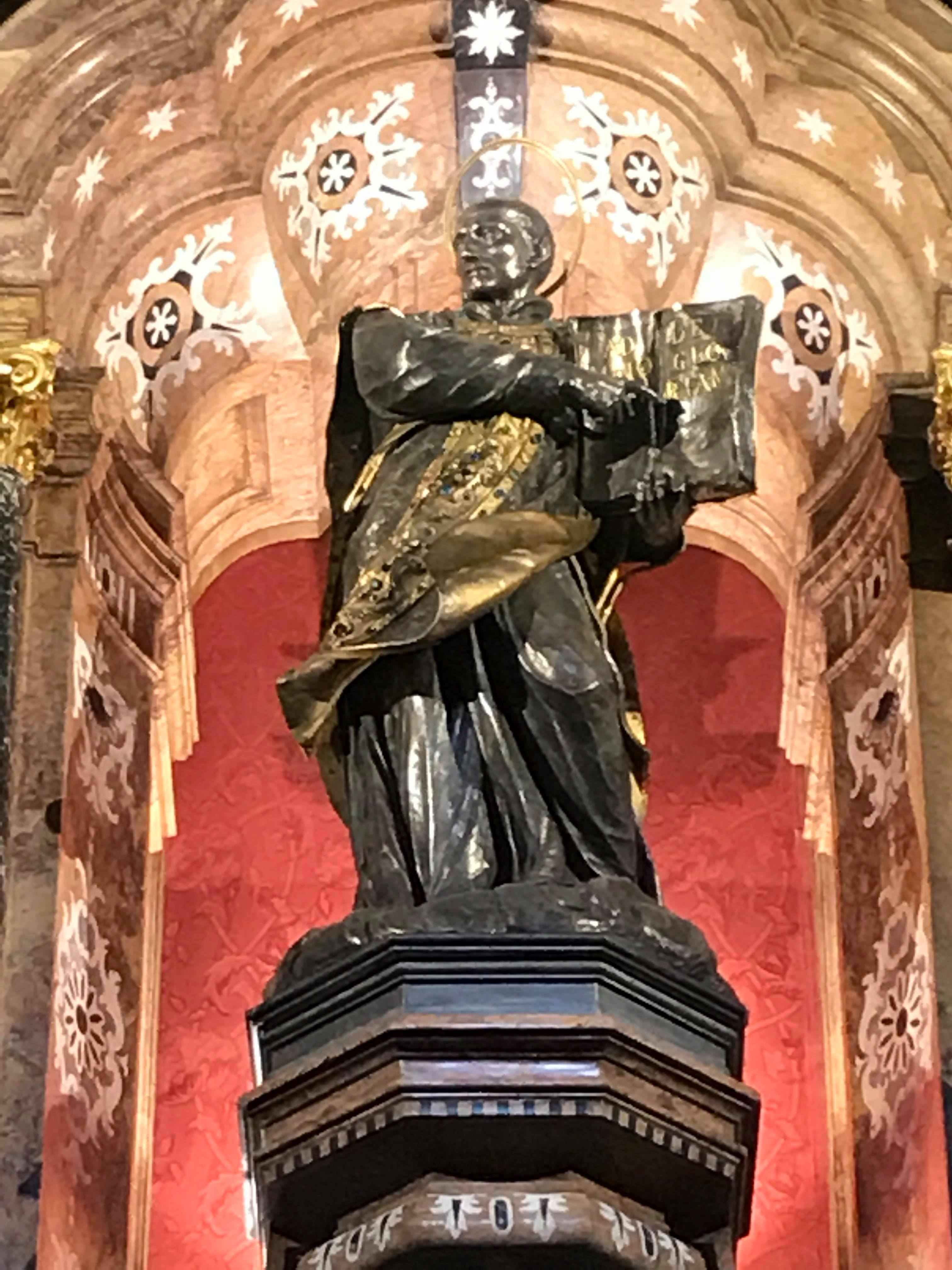 Statue intérieur basilique